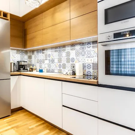 아파트 Arena Mall Galleria Securities Parking 3